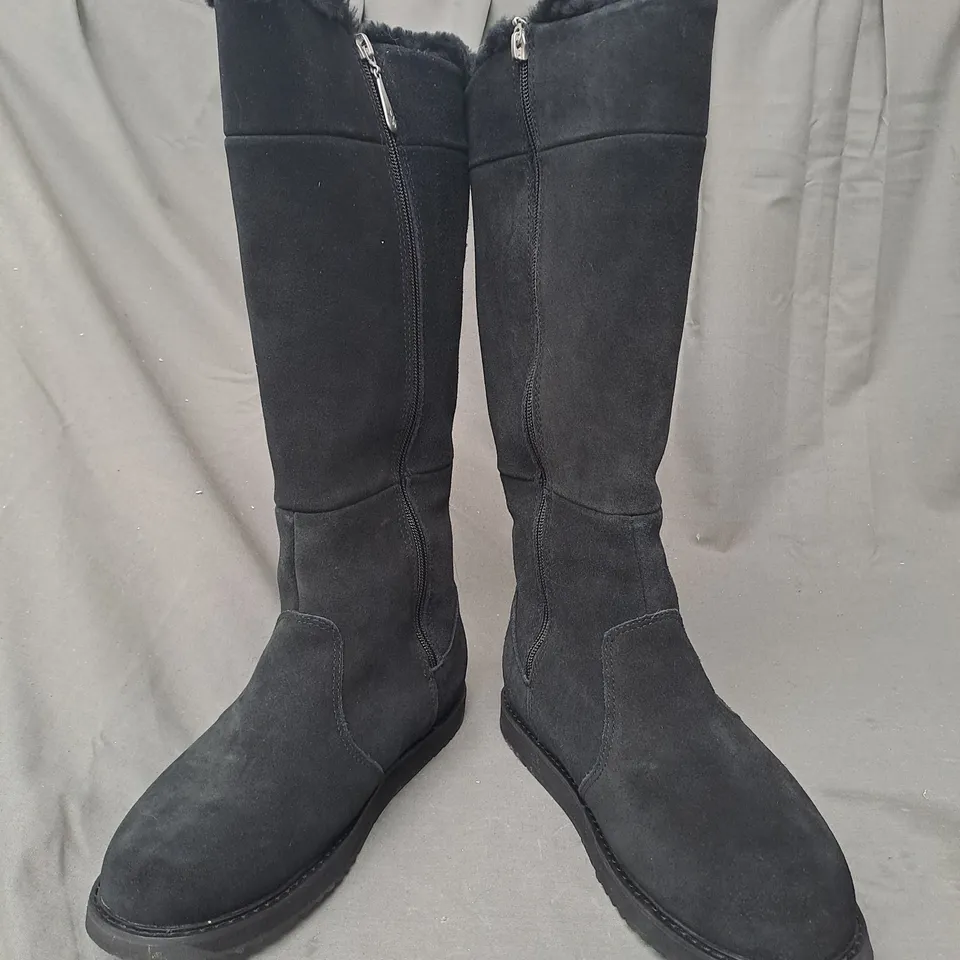 BOXED PAIR OF EMU AUSTRALIA MOONTA BOOTS IN BLACK SIZE 6