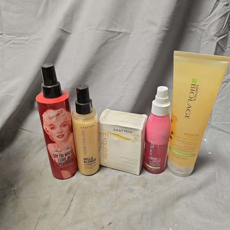 APPROXIMATELY 24 ASSORTED HEALTH & BEAUTY PRODUCTS TO INCLUDE BIOLAGE CONDITIONER, BIOLAGE SHINE SHAKE, MATRIX HELLO BLONDIE, ETC