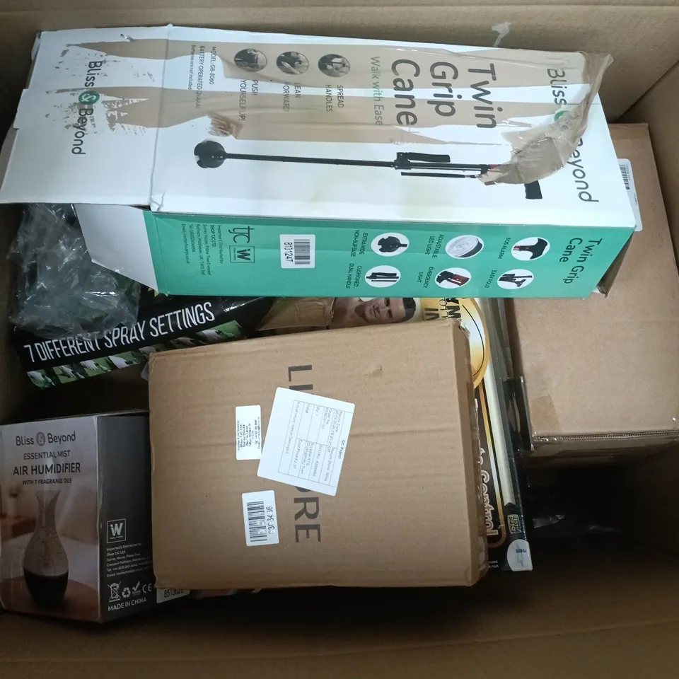 APPROXIMATELY 12 ASSORTED ITEMS TO INCLUDE TWIN GRIP CANE, DUO IMPULSE, EXPANDING HOSE, ETC - COLLECTION ONLY