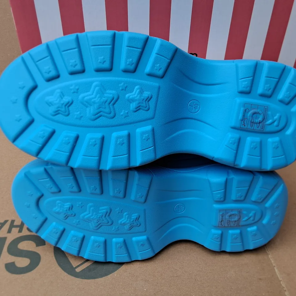 BRAND NEW BOXED KOI KETNIPZ BEAN SAYS HI CHUNKY TRAINERS IN BLUE - UK 8