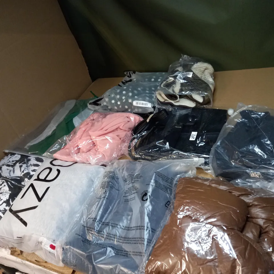 LOT OF APPROX 20 ASSORTED CLOTHING ITEMS VARYING IN SIZE/COLOUR/STYLE TO INCLUDE: TROUSERS, DRESSES, JUMPERS