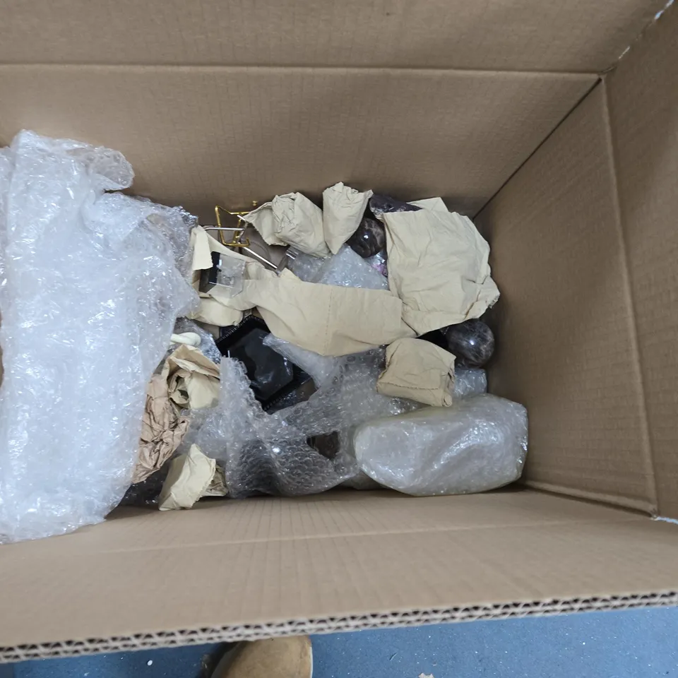 BOX OF APPROXIMATELY 15 ASSORTED HOUSEHOLD ITEMS TO INCLUDE PEACOCK PRINT, COASTERS AND ASSORTED CRYSTALS