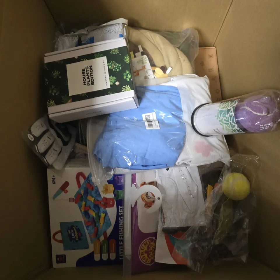 LARGE BOX OF APPROX 10 ASSORTED TOY AND GAMES TO INCLUDE TENNIS BALLS, JUNGLE GYM FOR BABIES AND FANCY DRESS