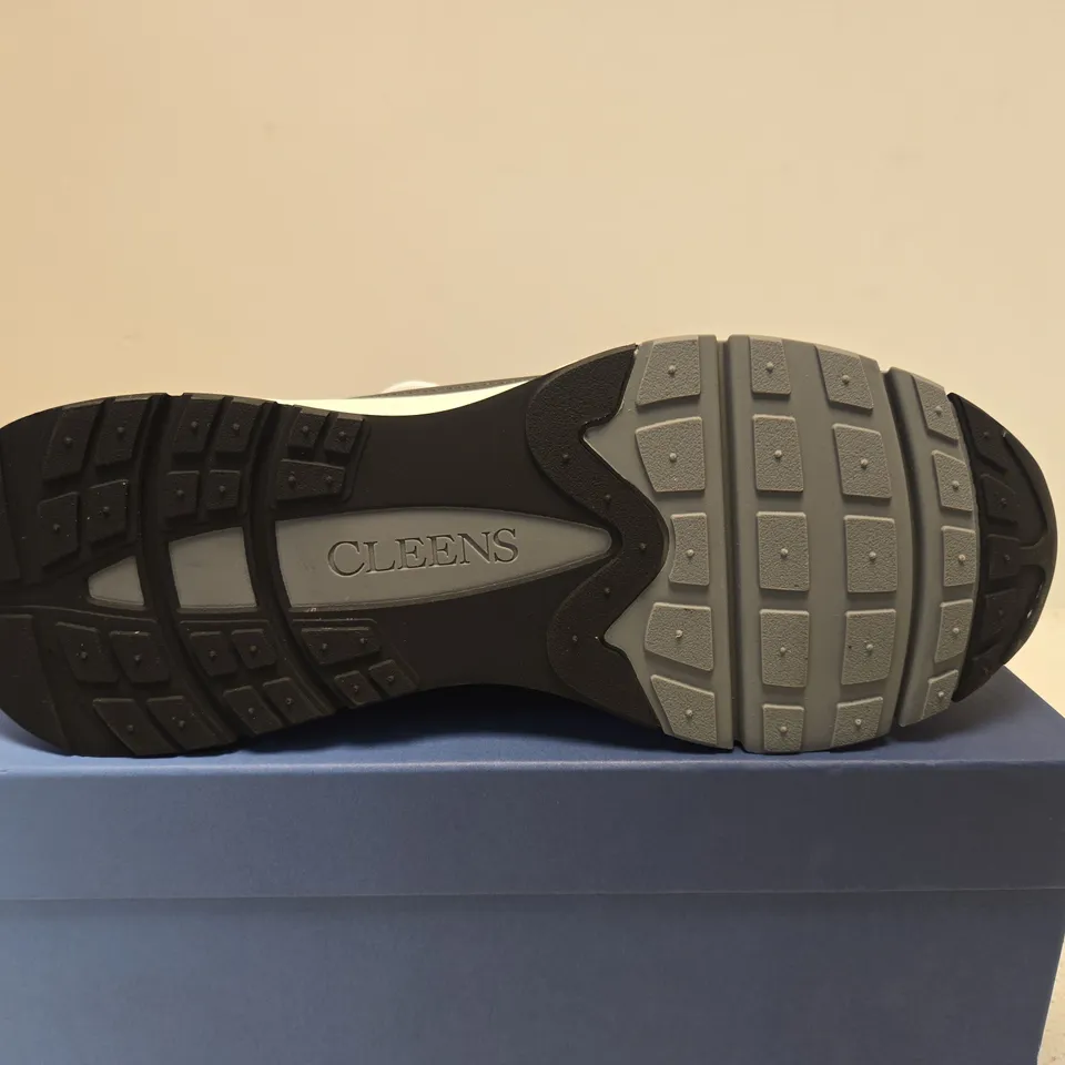 BOXED PAIR OF CLEENS PULSE RUNNER TRAINERS – PLATINUM, UK 12.5