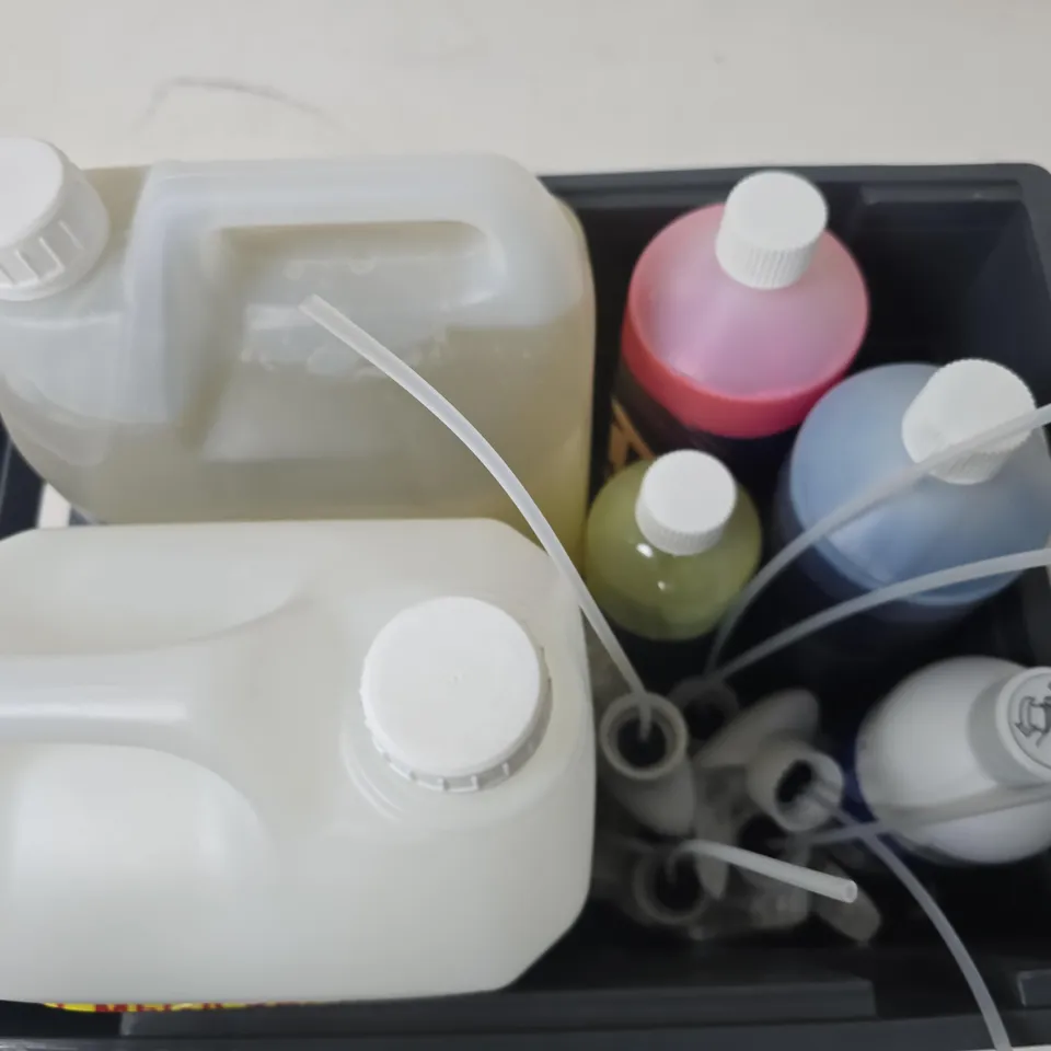 APPROXIMATELY 6 ASSORTED LARGE LIQUIDS TO INCLUDE MINIML LAUNDRY LIQUID, COMFORT PURE, BILT HAMBER AUTO-WASH, ETC