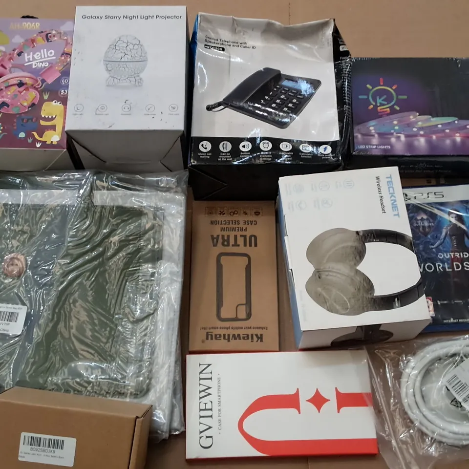 LARGE QUANTITY OF ASSORTED ITEMS TO INCLUDE NIGHT LIGHT PROJECTOR, LAPTOP SLEEVES AND WORLDSLAYERS FOR PS5 