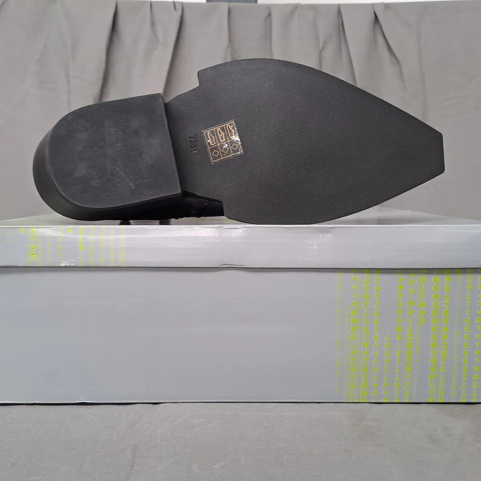 BOXED PAIR OF KOI SOUL RENDER COWBOY BOOTS IN BLACK/SILVER EFFECT UK SIZE 7
