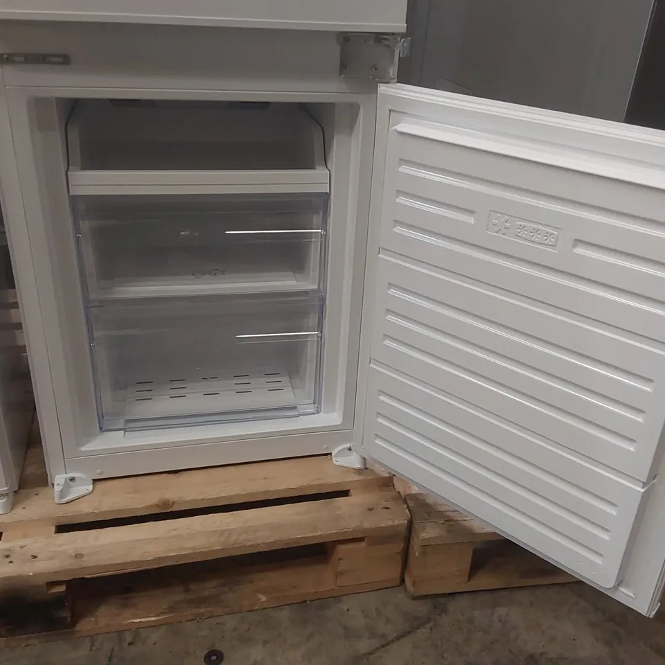 LOGIK LIFF7024 INTEGRATED 70/30 FRIDGE FREEZER