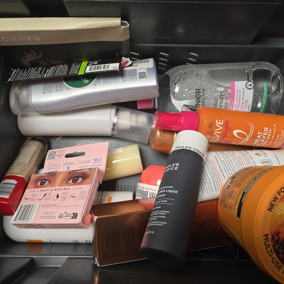 APPROXIMATELY 15 ASSORTED HEALTH & BEAUTY ITEMS TO INCLUDE - GIVE ME SHAMPOO , GARNIER  PAPAYA HAIR FOOD ETC