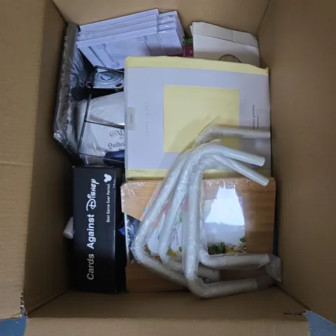 BOX CONTAINING A MIX OF APPROXIMATELY 15 ITEMS INCLUDING BEDDING, LAPTOP CASE, BASKETS ETC.