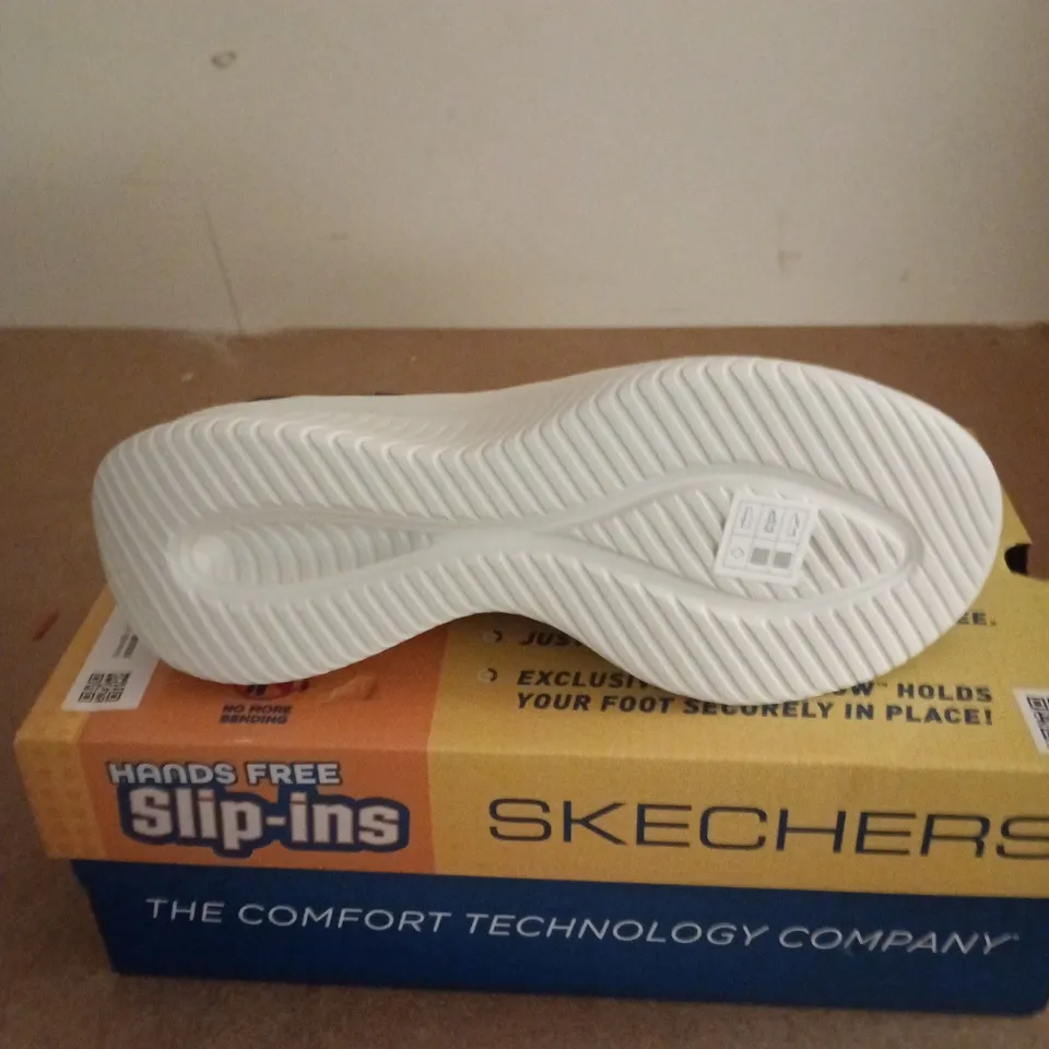 BOXED PAIR OF SKECHERS ULTRA FLEX 3.0 TRAINERS IN NAVY - SIZE 5