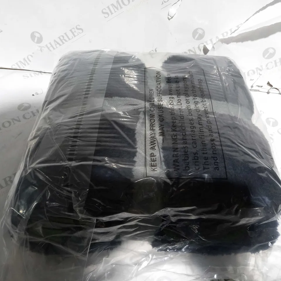 BOXED UNBRANDED SOFT FLEECE BLANKET IN BLACK