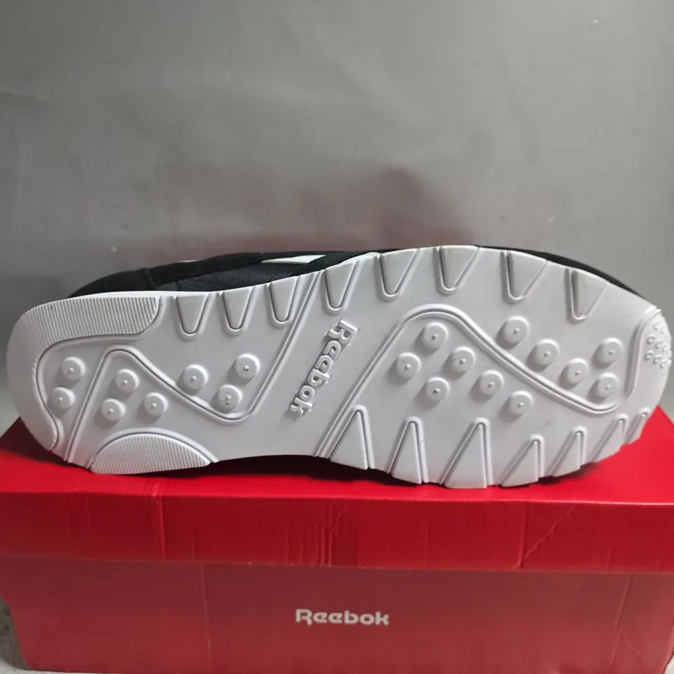 BOXED PAIR OF REEBOK CLASSIC NYLON MENS RUNNING SHOES IN BLACK - UK 11 