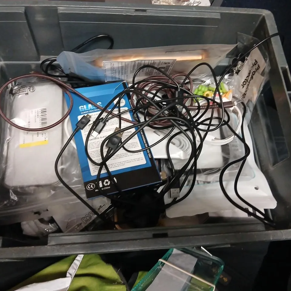 ASSORTED MOBILE PHONE ACCESSORIES & POWER BANKS – MIXED LOT