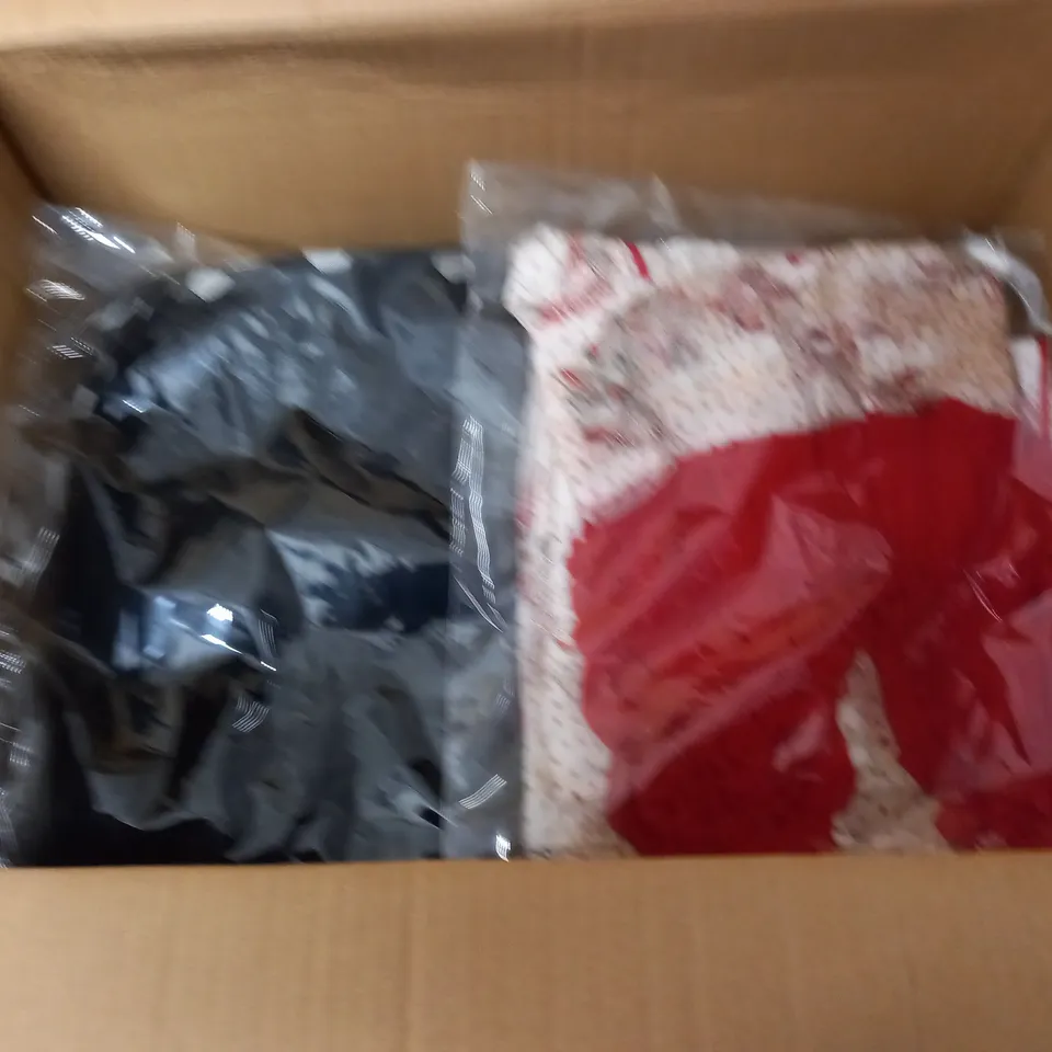 LOT OF APPROXIMATELY 21 ASSORTED BAGGED CLOTHING ITEMS - SIZE UNSPECIFIED