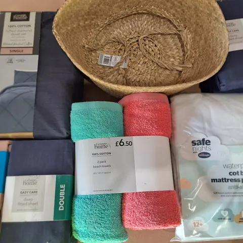 LOT OF APPROXIMATELY 14 ASSORTED BEDDING & SOFT FURNISHING ITEMS TO INCLUDE TOWELS DUVETS AND MATTRESS PROTECTOR