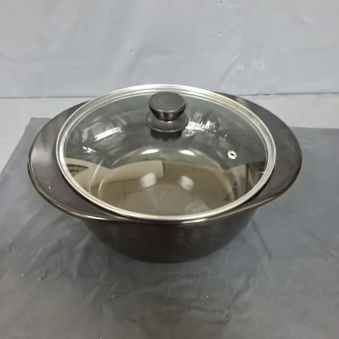 APPROXIMATELY 8 SAUCEPANS WITH LIDS