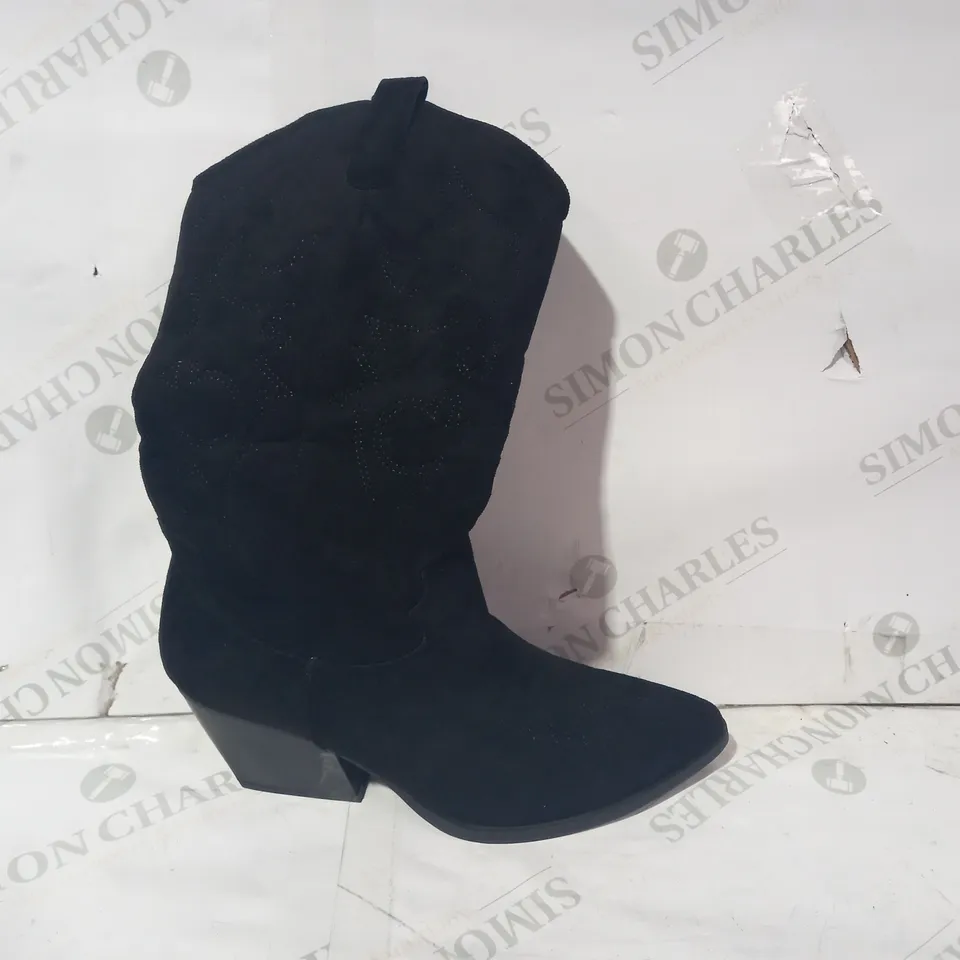 BOXED PAIR OF DESIGNER FAUX SUEDE COWBOY BOOTS IN BLACK UK SIZE 6