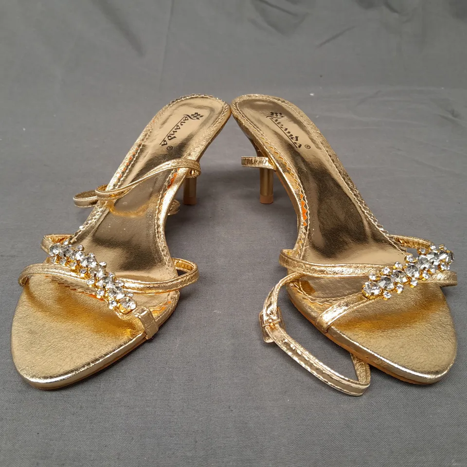 PAIR OF LAVANDA KITTEN HEELS WITH ANKLE STRAPS IN GOLD METALLIC SIZE EU 38