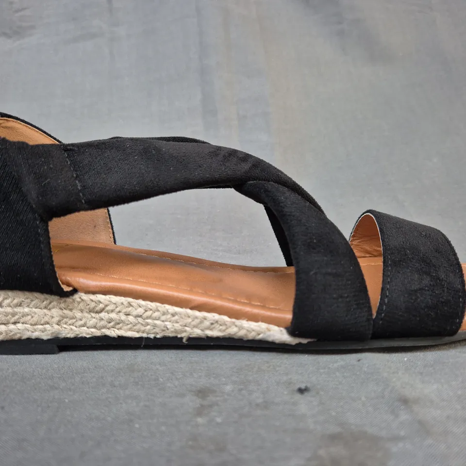 BOXED PAIR OF WHERE'S THAT FROM OPEN TOE LOW WEDGE SANDALS IN BLACK UK SIZE 6