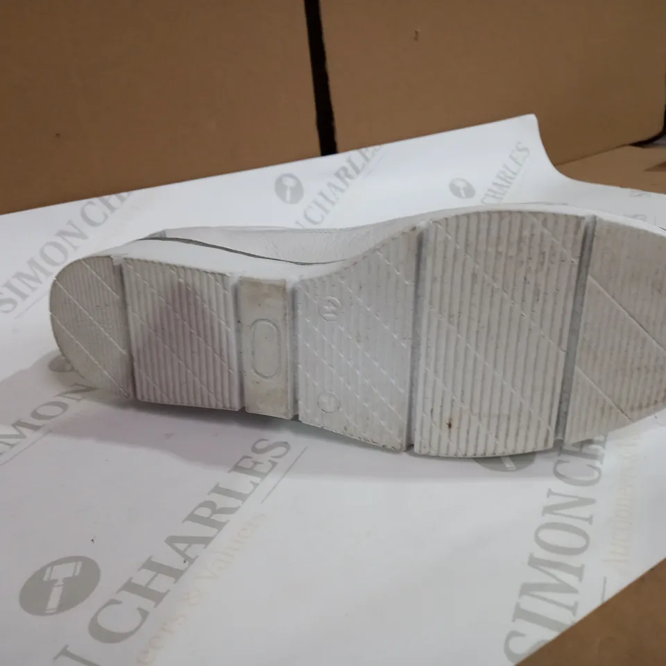 MODA WHITE  TRAINERS SIZE 8