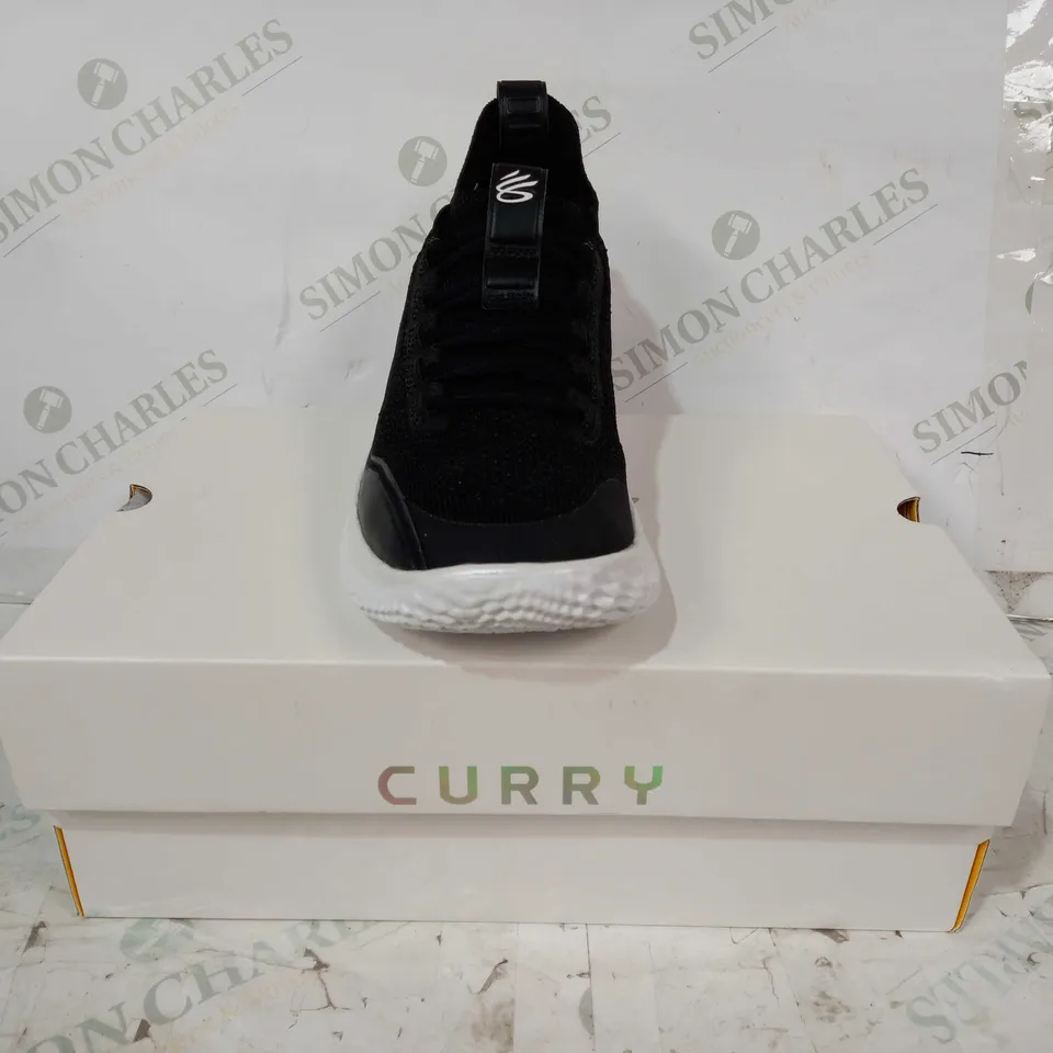 BOXED PAIR OF UNDER ARMOUR CURRY TRAINERS IN BLACK UK SIZE 5.5