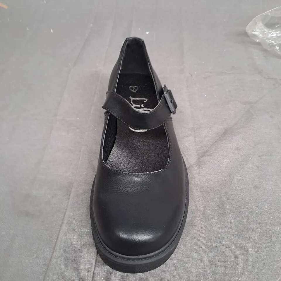 BOX OF APPROXIMATLY 10 BLACK LILLEY SHOE IN VARIOUS SIZES