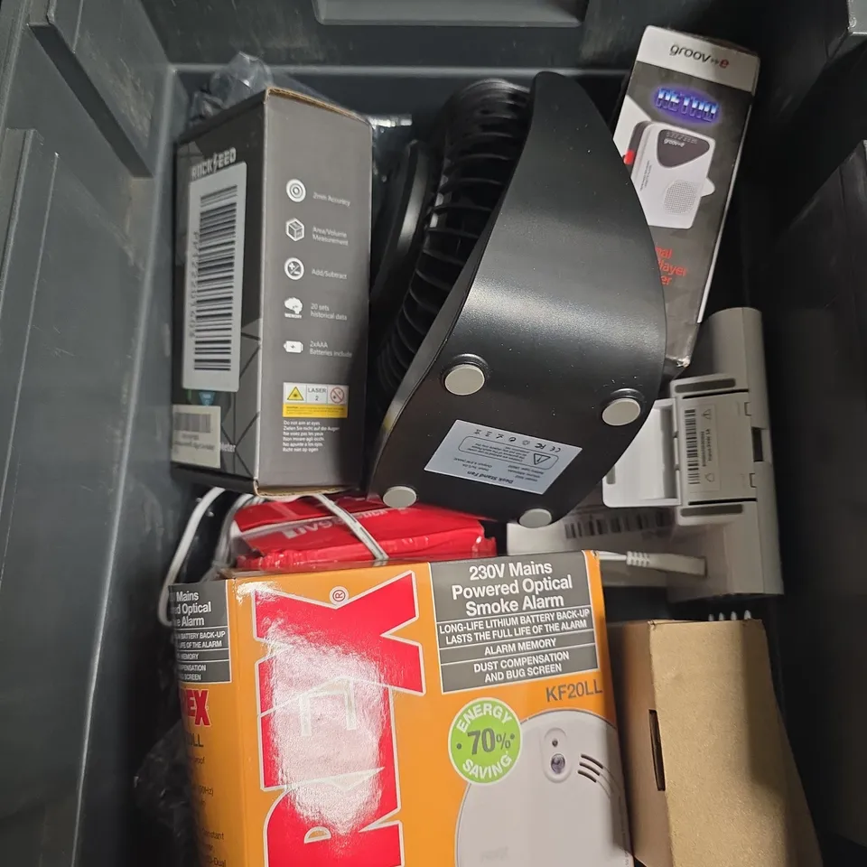 APPROXIMATELY 10 ASSORTED ELECTRICAL PRODUCTS TO INCLUDE WIRELESS MOUSE, CASSETTE PLAYER, SMOKE ALARM ETC 