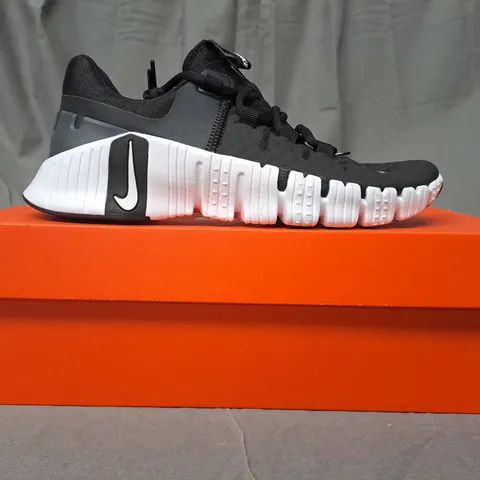 BOXED PAIR OF NIKE FREE METCON 5 SHOES IN BLACK/WHITE UK SIZE 5