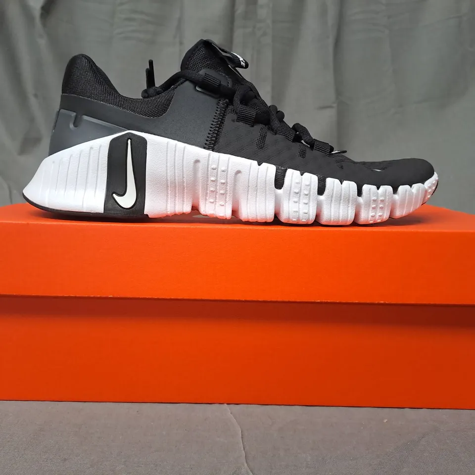 BOXED PAIR OF NIKE FREE METCON 5 SHOES IN BLACK/WHITE UK SIZE 5