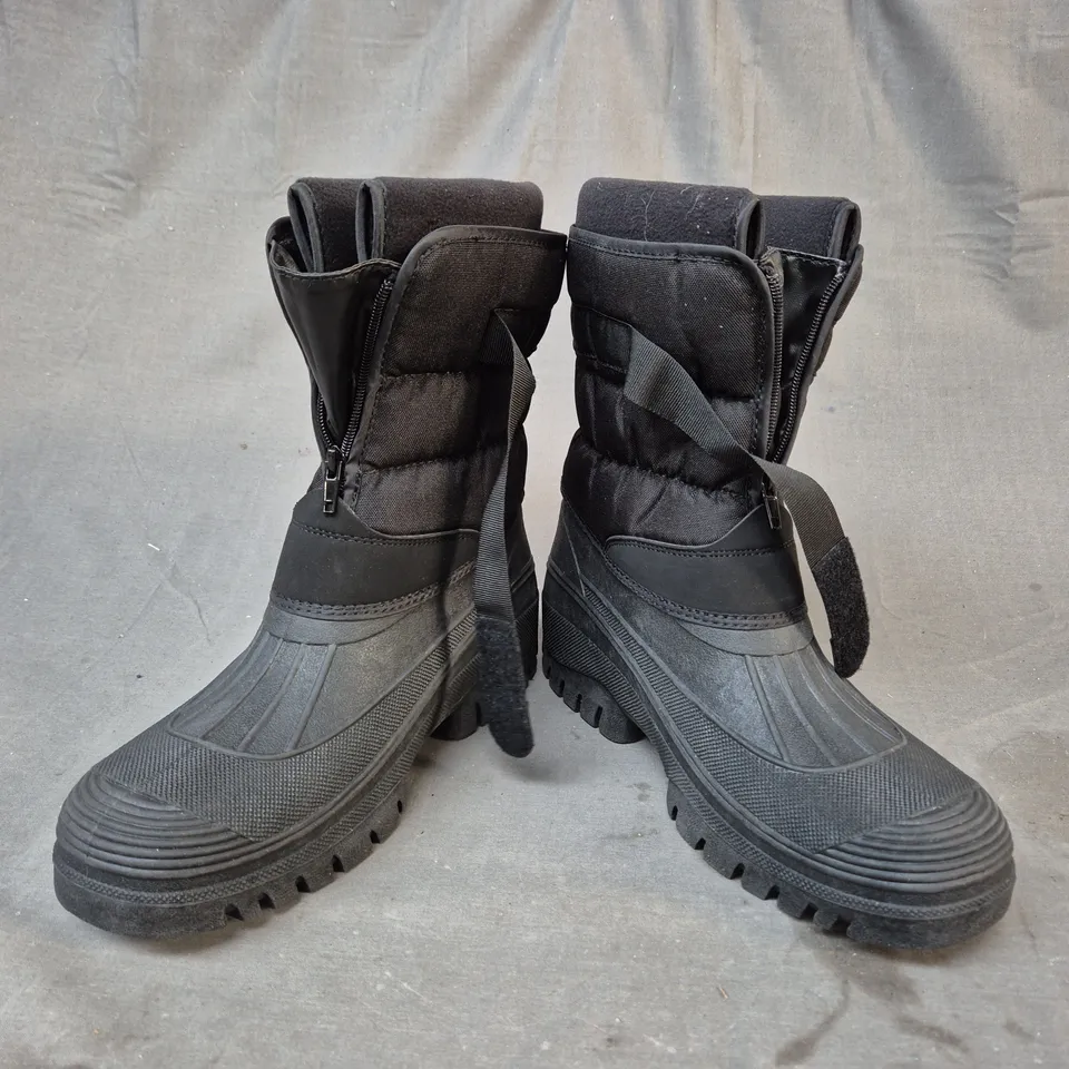 BOXED UNBRANDED SNOWBOOTS IN BLACK EU SIZE 43