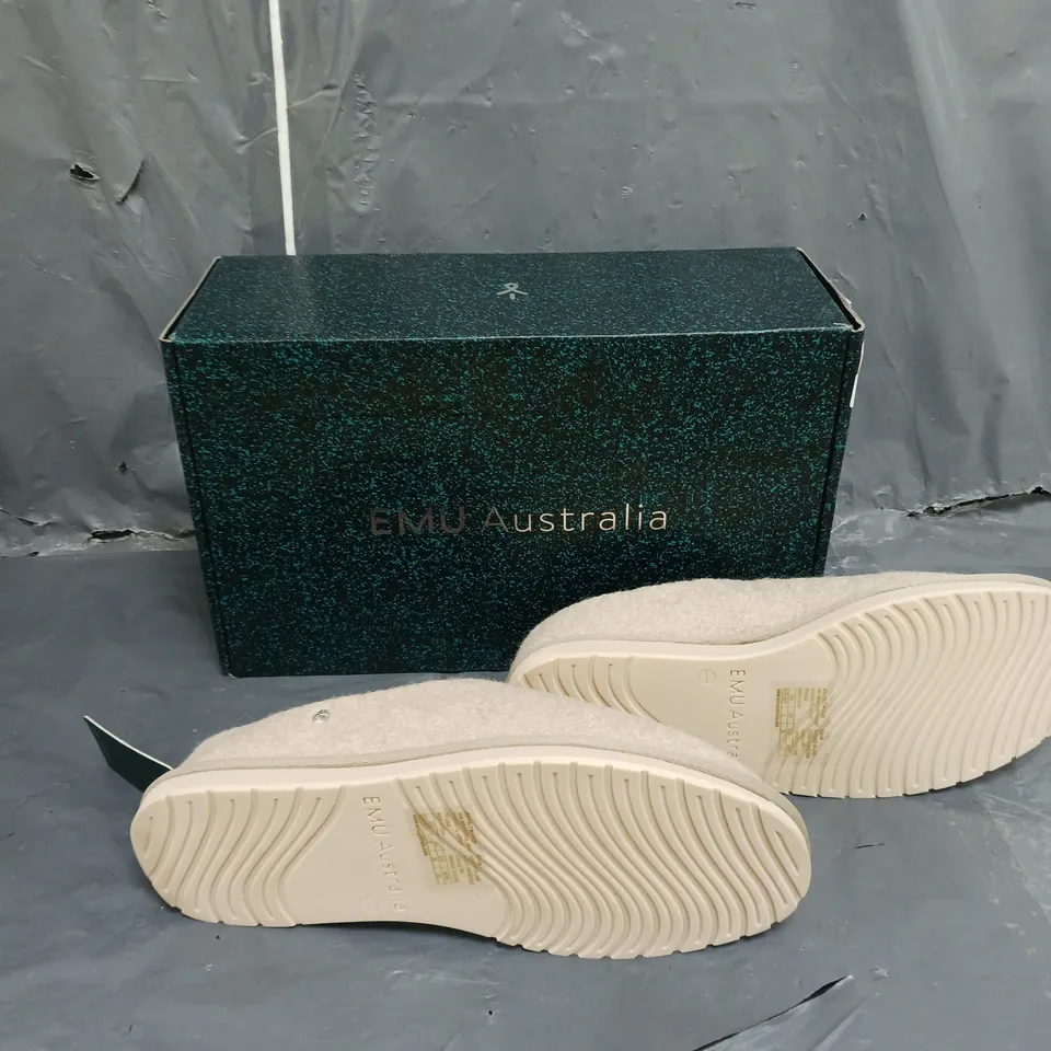 BOXED PAIR OF EMU JOY FELT SLIPPERS MACADAMIA SIZE 6