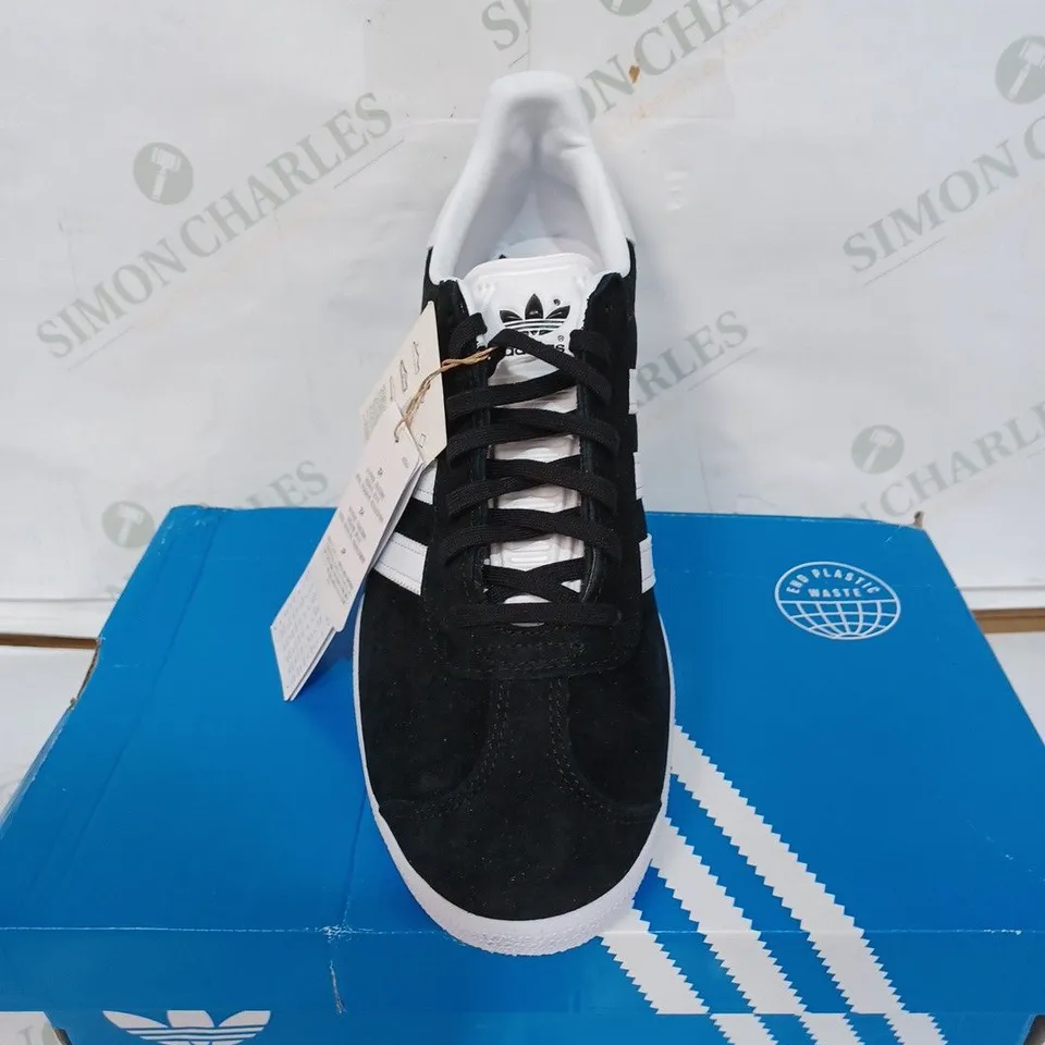 BOXED PAIR OF ADIDAS GAZELLE BB5476 TRAINERS - BLACK / SIZE: 9.5 UK 