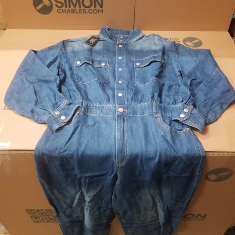 BOX CONTAINING APPROXIMATELY 10 BRAND NEW SIMPLY BE DENIM MID WASH JUMPSUITS - SIZE 14