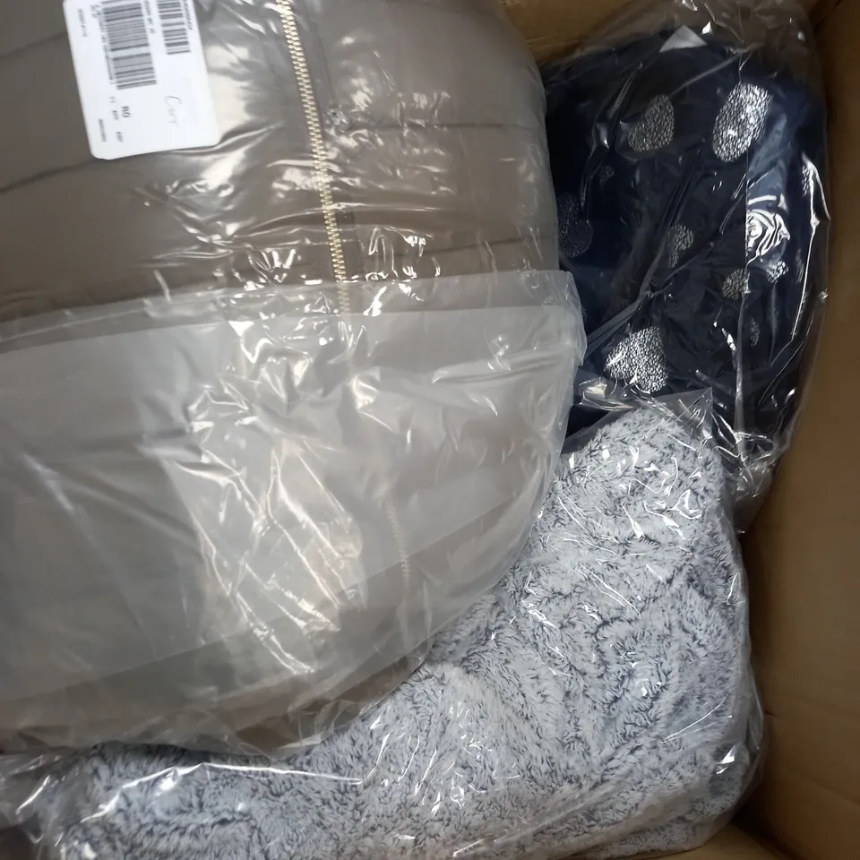 LARGE BOX OF APPROXIMATELY 20 CLOTHING ITEMS ALL IN DIFFRENT COLOURS AND SIZES 