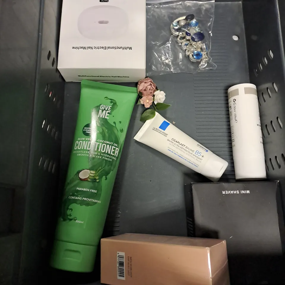 APPROXIMATELY 20 ASSORTED COSMETIC PRODUCTS TO INCLUDE - CERAVE HYDRATING CLEANSER - UMBERTO GIANNINI CURL REFRESH SPRAY - THE ORDINARY MOISTURISER - ETC