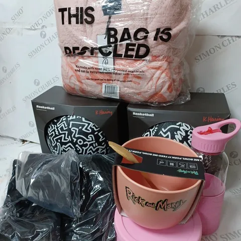 APPROXIMATELY 9 COTTON ON ITEMS INCLUDING KEITH HARING BARKETBALLS, DISNEY THROW, LARGE WATER BOTTLE AND BOWL