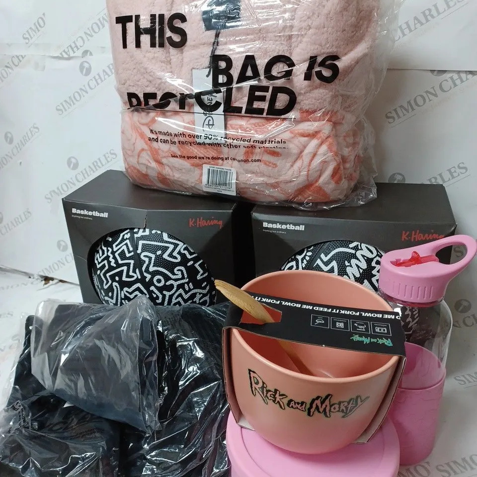 APPROXIMATELY 9 COTTON ON ITEMS INCLUDING KEITH HARING BARKETBALLS, DISNEY THROW, LARGE WATER BOTTLE AND BOWL