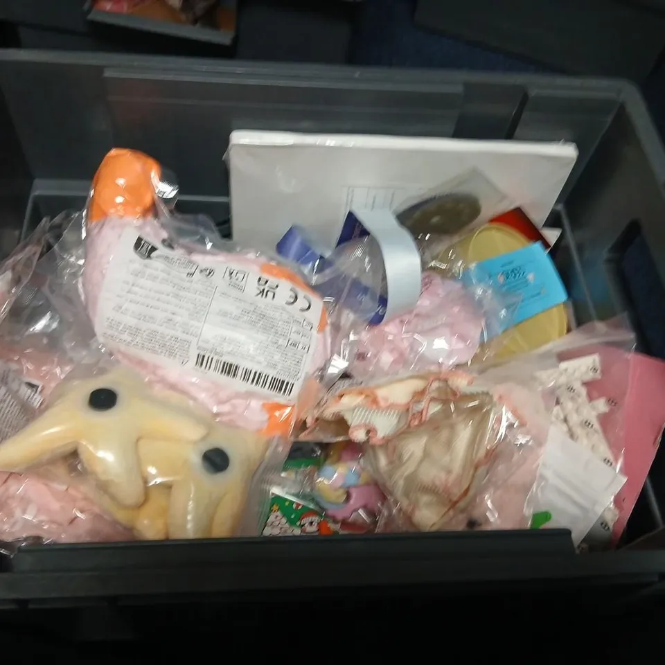 LARGE QUANTITY OF ASSORTED TOYS AND ACCESSORIES TO INCLUDE; CRASH BANDICOOT MEMORBILIA, SQUISHY BUNS, UNO, THE DIARY OF A CEO CONVERSATION CARDS AND SHOE CHARMS
