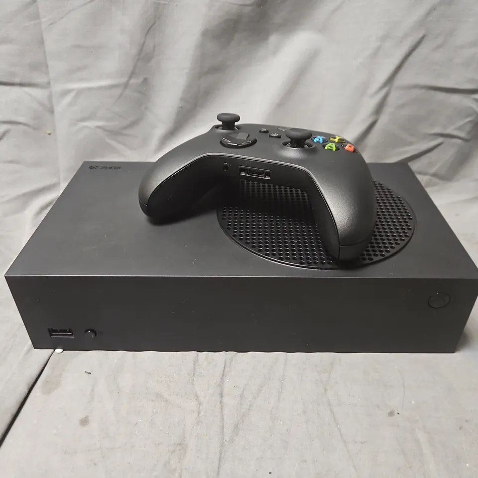 XBOX SERIES S CONSOLE WITH WIRELESS CONTROLLER - BLACK