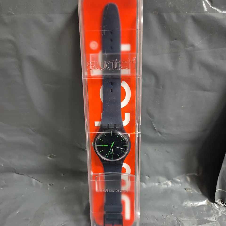 SWATCH NUMBERLESS DIAL WATCH IN NAVY