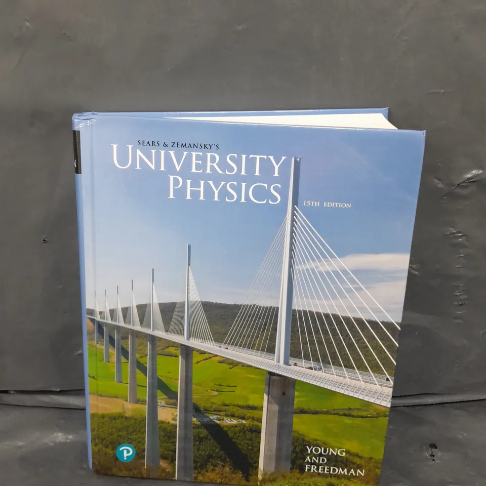 YOUNG AND FREEDMAN UNIVERSITY PHYSICS - 15TH EDITION BOOK 