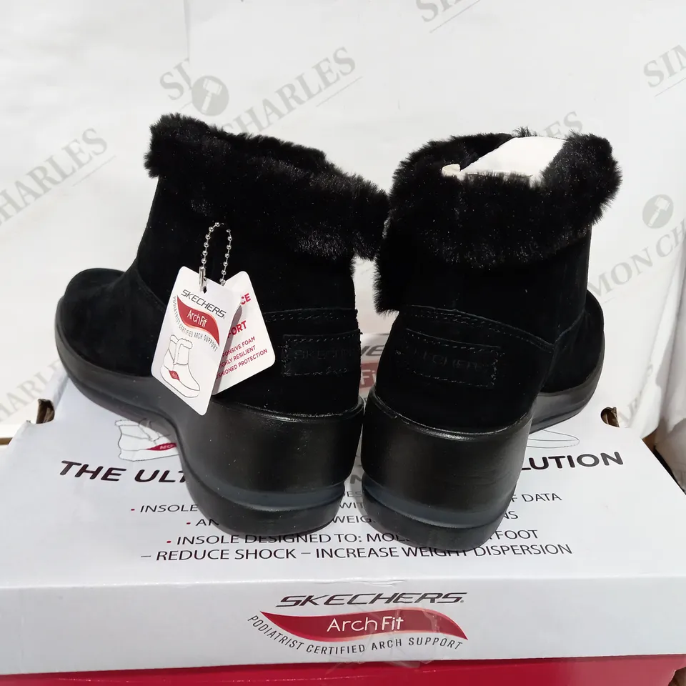 BOXED PAIR OF SKECHERS BLACK ANKLE BOOTS - SIZE 4