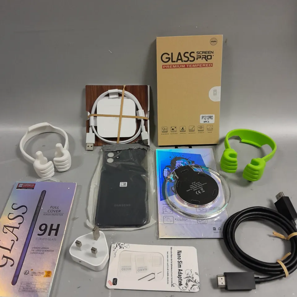 APPROXIMATELY 30 ASSORTED SMARTPHONE/TABLET ACCESSORIES TO INCLUDE PROTECTIVE CASES, CHARGING CABLES, USB PLUGS ETC	