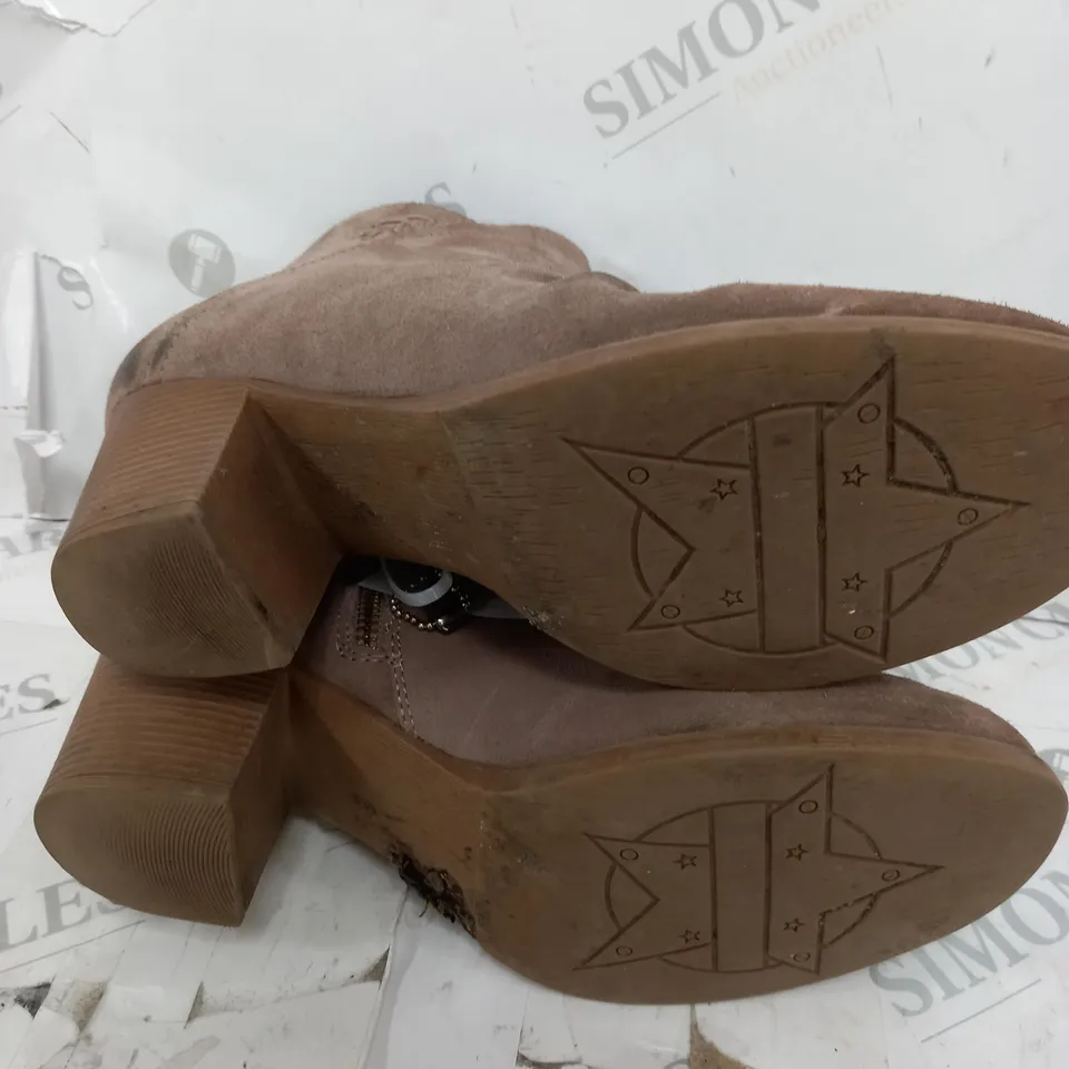 SKETCHERS MEMORY FOAM BOOTS IN BROWN - SIZE 6