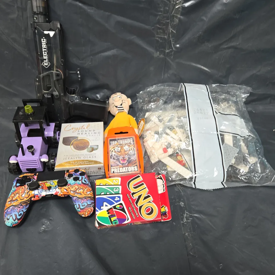 APPROXIMATELY 25 ASSORTED TOYS & GAMES TO INCLUDE UNO, CARD GAMES AND LEGO