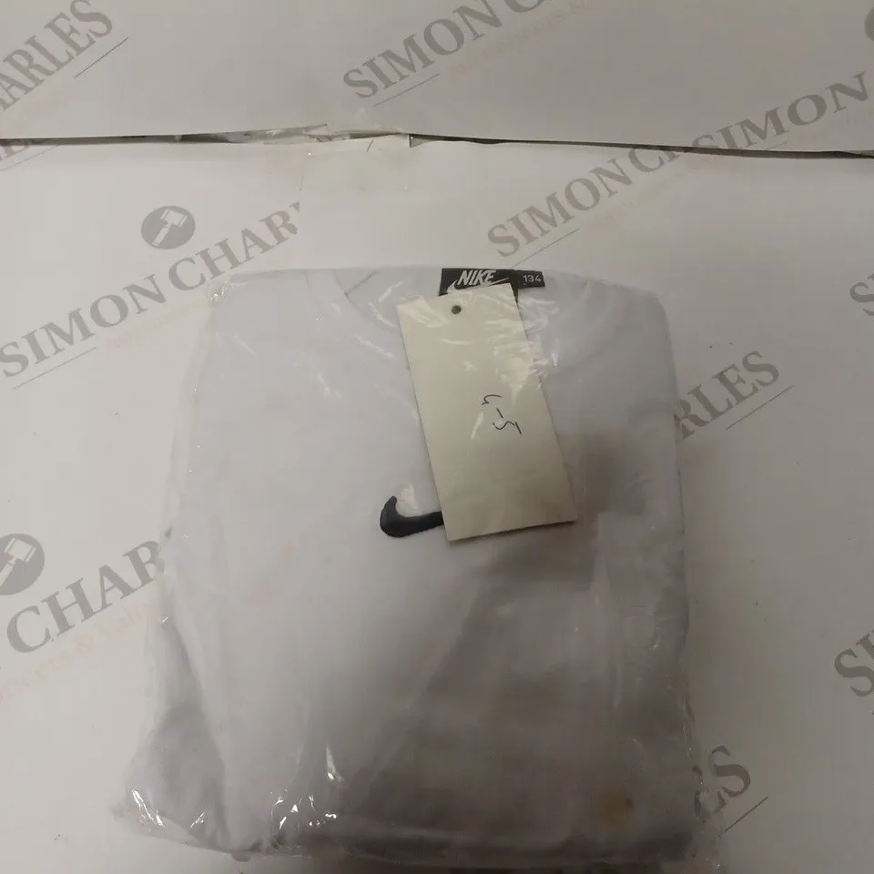 WHITE NIKE T-SHIRT 