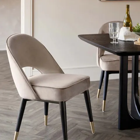 BOXED PAIR OF DANETTI CLOVER CHAMPAGNE VELVET DINING CHAIRS (1 BOX)