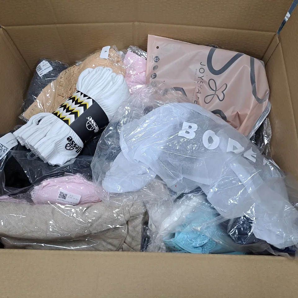 LARGE QUANTITY OF ASSORTED CLOTHING ITEMS