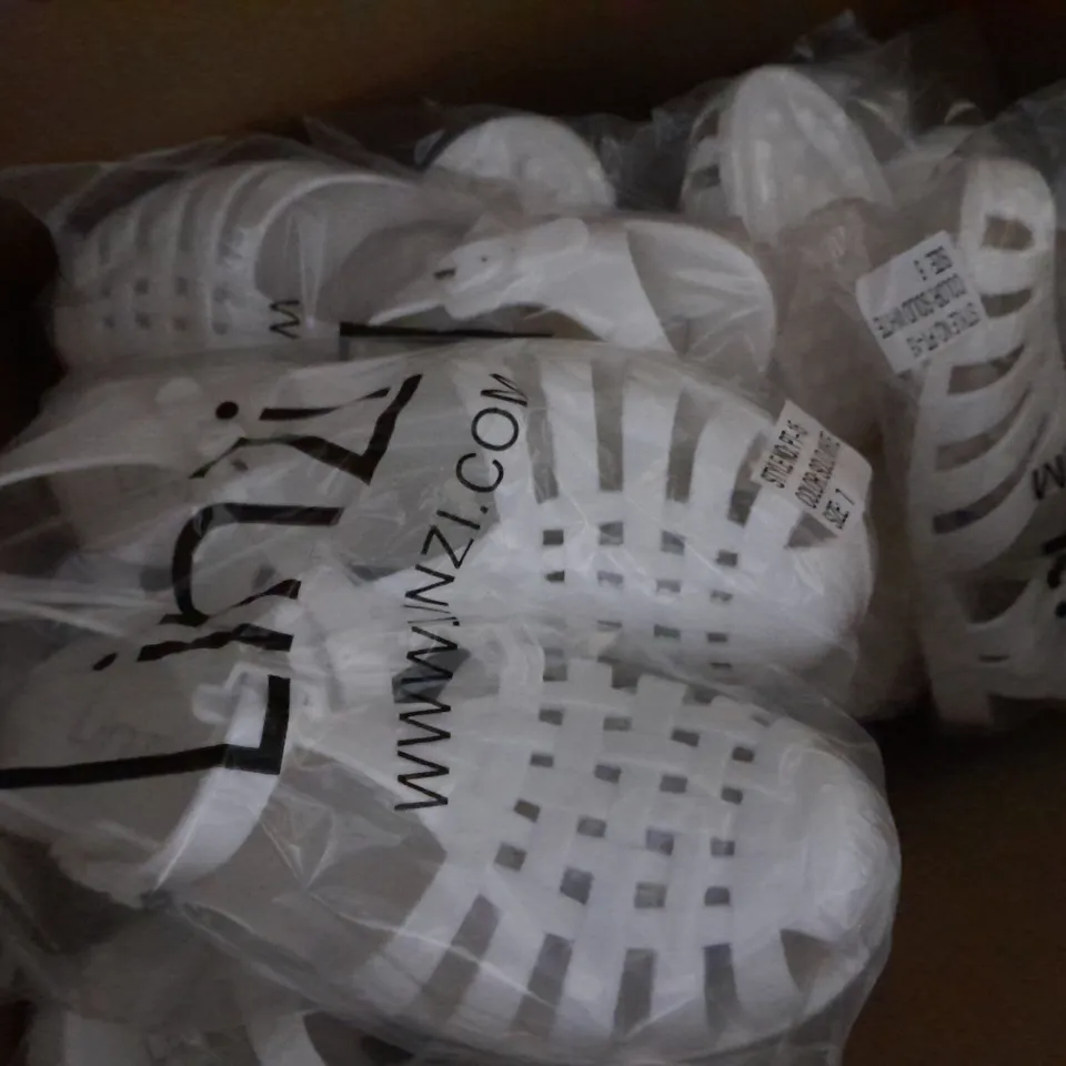 APPROXIMATELY 10 PAIRS OF LINZI FLAT JELLY SANDALS IN VARIOUS SIZES TO INCLUDE SIZE 5